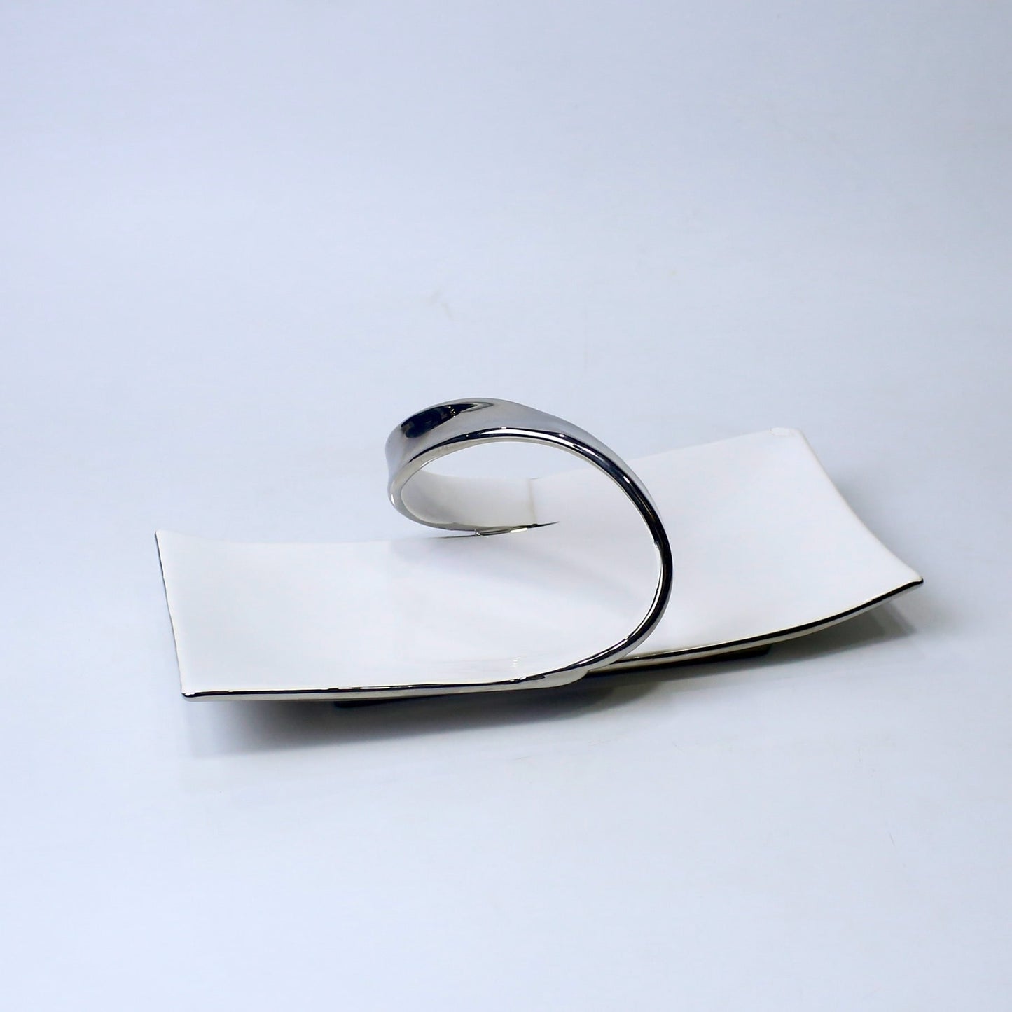 Modern 13.25-Inch Ceramic Snack Plate with Sculptural Handle – Silver & Gold | Imperial Nest