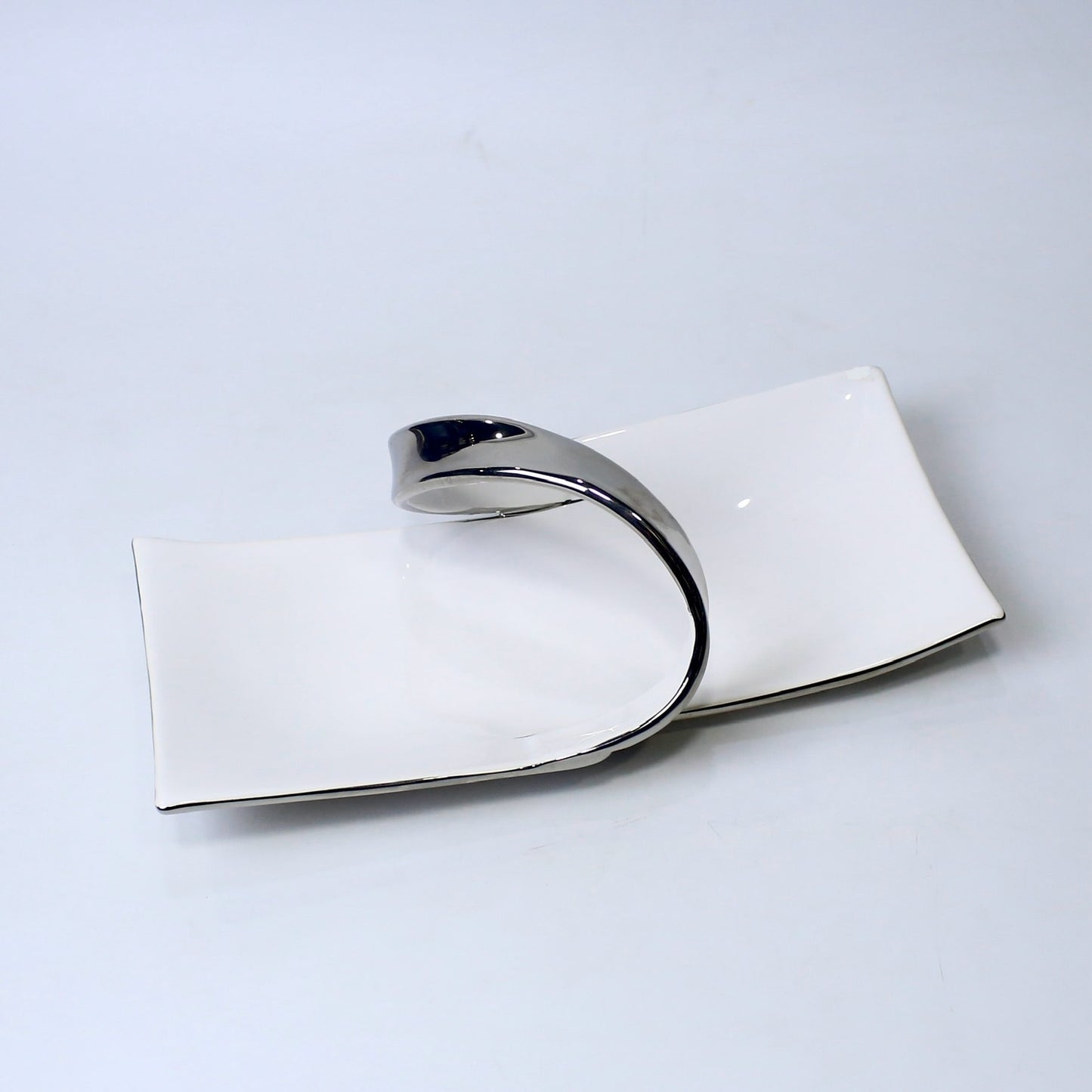 Modern 13.25-Inch Ceramic Snack Plate with Sculptural Handle – Silver & Gold | Imperial Nest