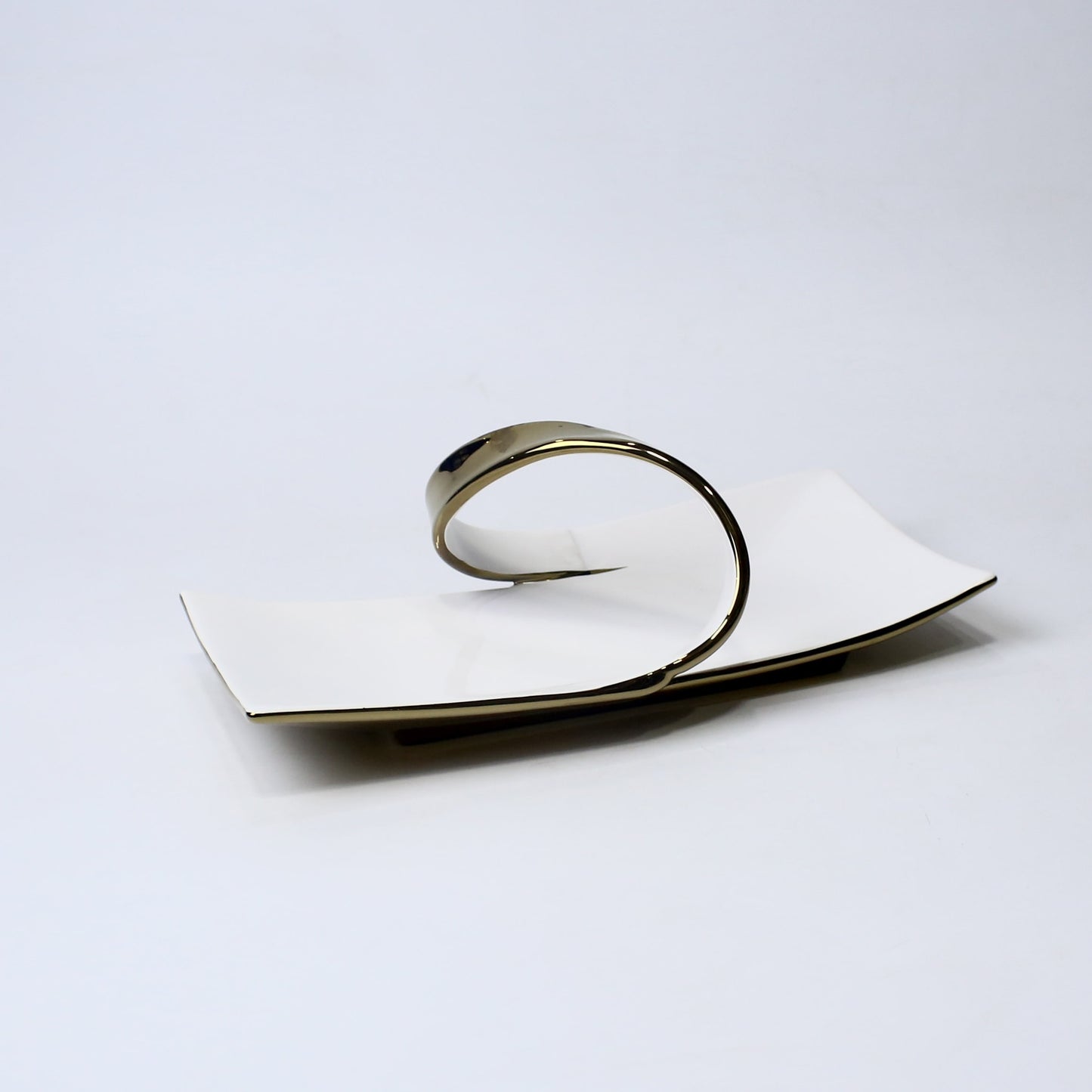 Modern 13.25-Inch Ceramic Snack Plate with Sculptural Handle – Silver & Gold | Imperial Nest